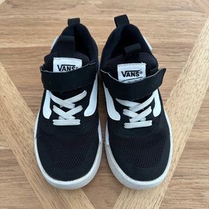 Vans kids ultrarange shoe. Size 11.5. Black and white